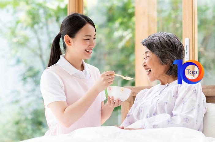 Cham so cho nguoi gia an uong